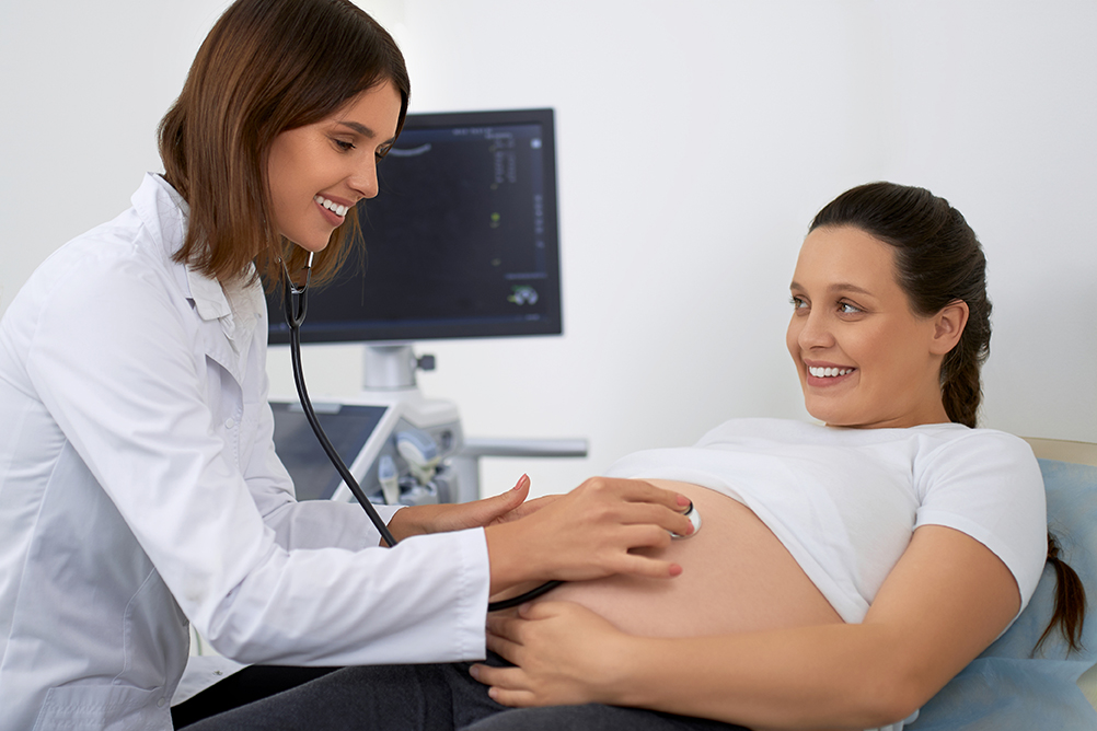 Doctora examina a mujer embarazada