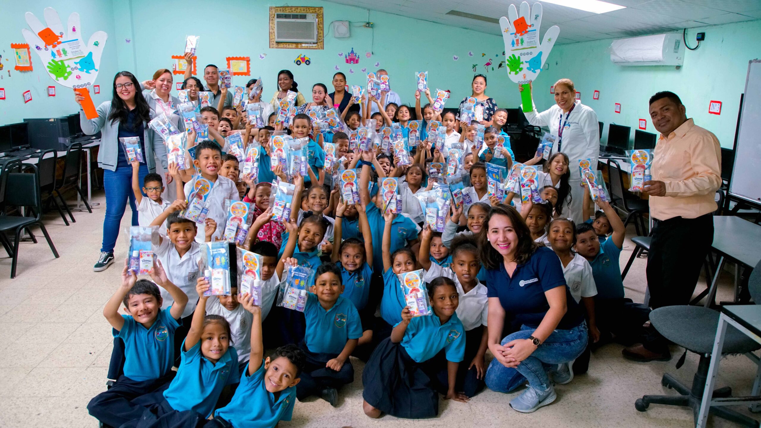 Personal del Hospital San Fernando entregan regalos a niños